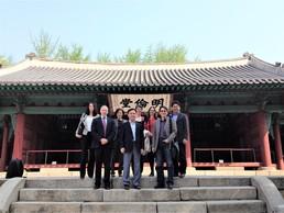 Members of the NEO ER in front of Myeongnyundang Lecture Hall of Sungkyunkwan