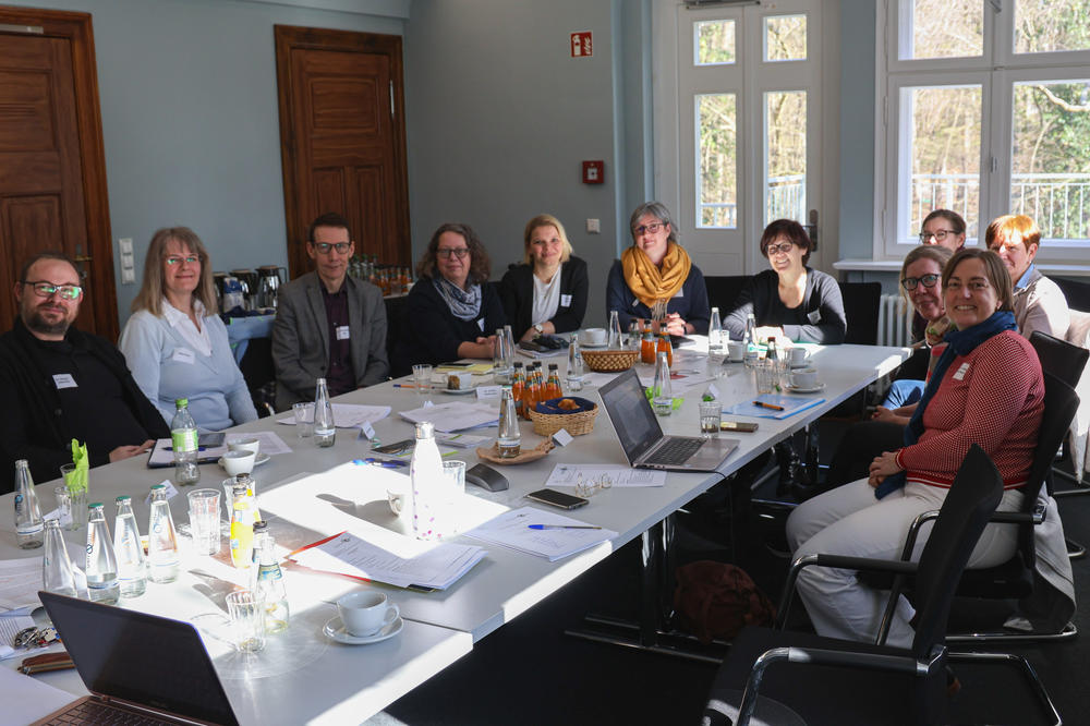 von links im Uhrzeigersinn: Maksim Hübenthal, Katja Beeck, Michael Hipp, Anke Berkemeyer, Annika Seehausen, Juliane Tausch, Sabine Wagenblass, Dagmar Klett-Lumpp, Birgit Averbeck, Henriette Katzenstein, Ulrike Urban-Stahl.