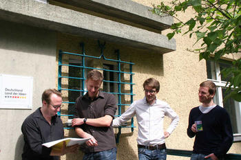 Björn Helbig, wissenschaftlicher Mitarbeiter des Institut Futur, und die Studenten René Schäfer, Frederik Eichelbaum und Jörg Schatzmann (v.l.n.r.)